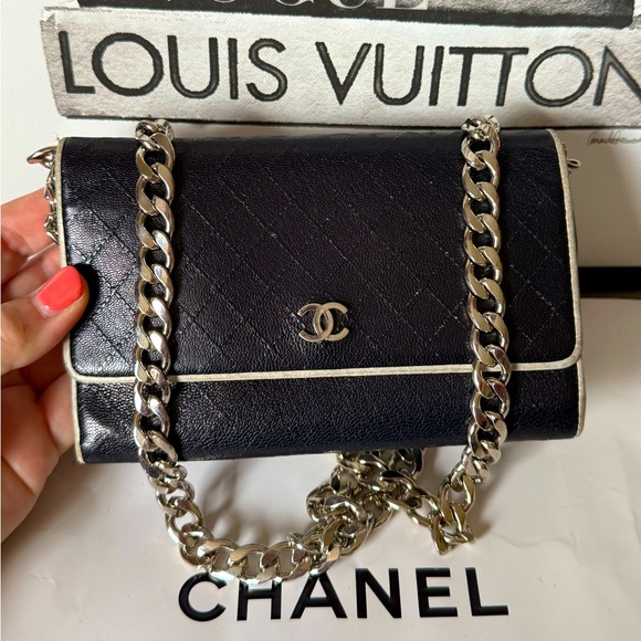 Bi color Quilted Leather CC Logo Wallet with Chain